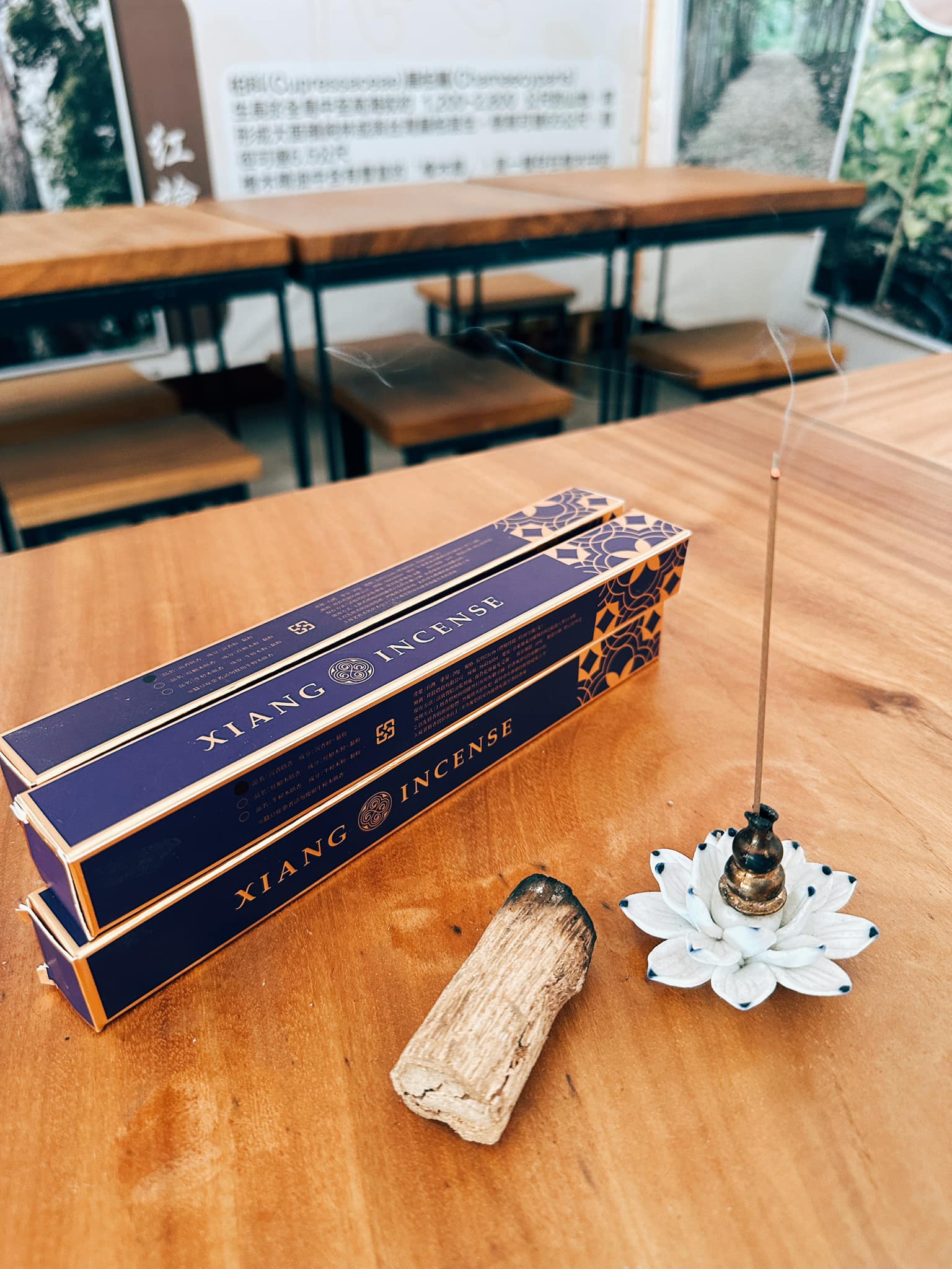 台湾?香舍 お香 渦巻型線香 コイルセット 印度老山檀香+頂級惠安沈香 うずまき 各48巻入 陶器香立付 台湾?香舍 お香 渦巻型線香 コイルセット 印度老山檀香+